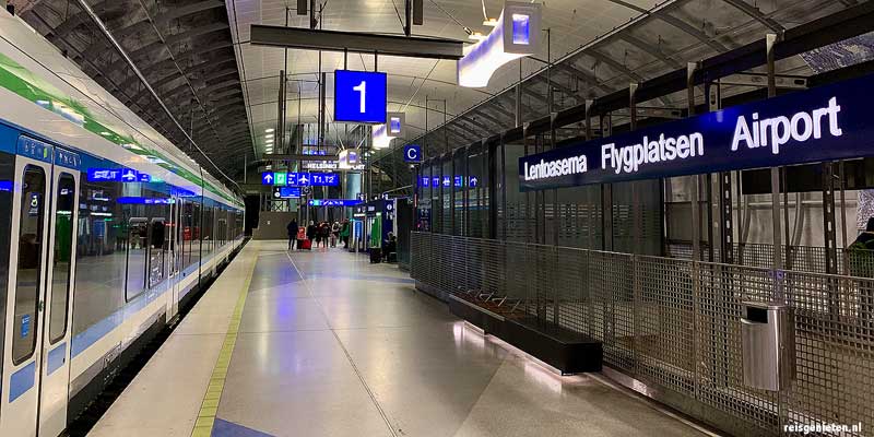 De snelste en voordeligste manier om van het vliegveld naar het centrum naar Helsinki te gaan is met de trein
