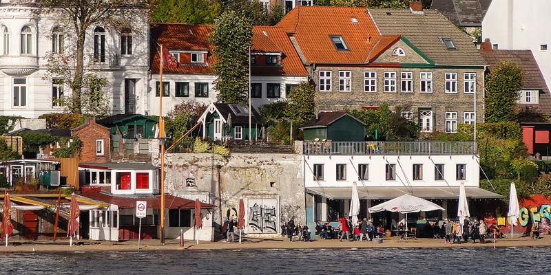 Stadstrandje aan de Elbe width=