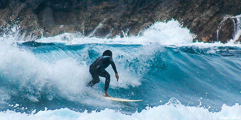 Een surfer in de branding aan de oostkust van La Palma