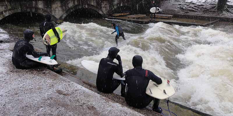 Golf surfen in hartje München.Zelfs onder het vriespunt wordt er fanatiek gesurf