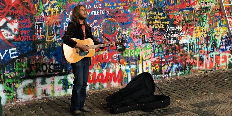 John Lennon Wall in Praag. Na decennia nog steeds een trekpleister