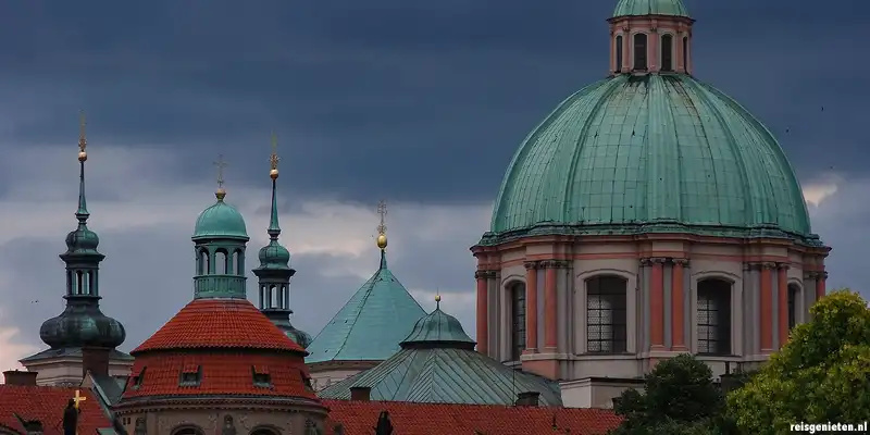 Bij de Karelsbrug in Praag