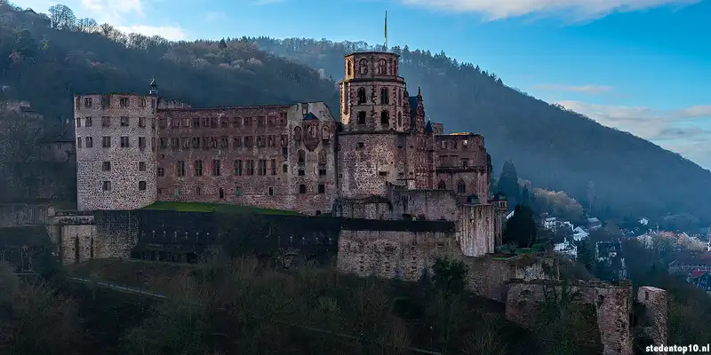 Schloss Heidelberg ligt op een heuvel boven de stad width=